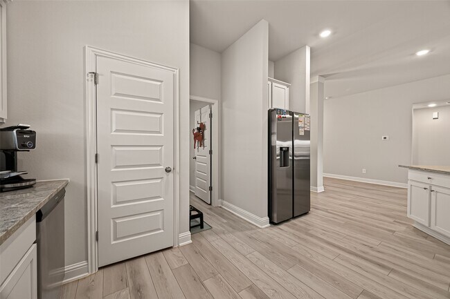 Building Photo - 2605 Golden Palms Ln