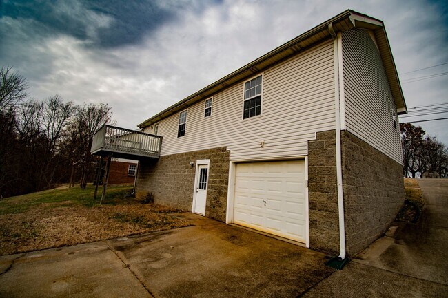 Building Photo - 3 Bedroom Pet Friendly Home For Rent In St...