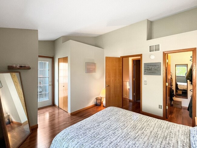 Building Photo - 2040 Shenandoah Ct