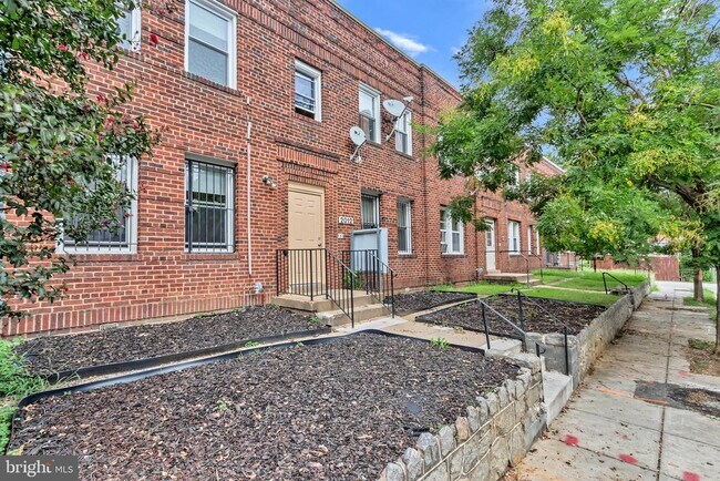 Building Photo - 2012 Rosedale St NE