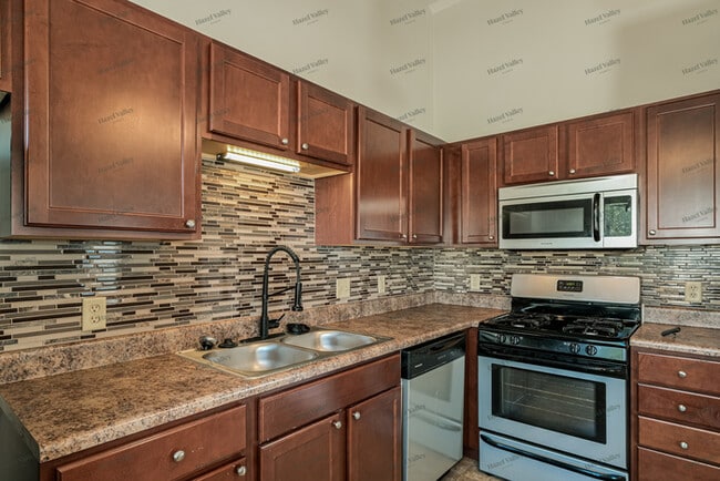 Building Photo - 423 Stonewater Dr