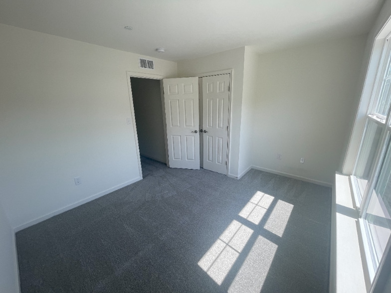 Building Photo - 273 Thompson Ave