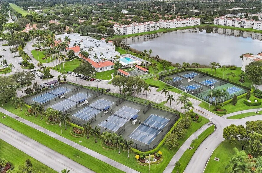 Building Photo - 6539 Royal Manor Cir