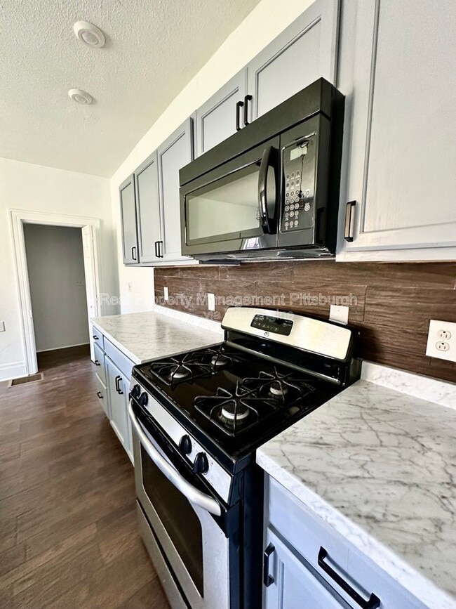 Building Photo - 1379 Paulson Ave