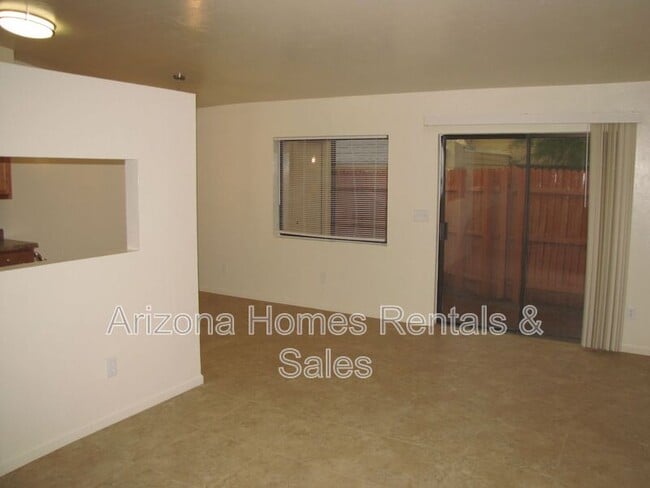 Building Photo - 623 S Kacee Ave