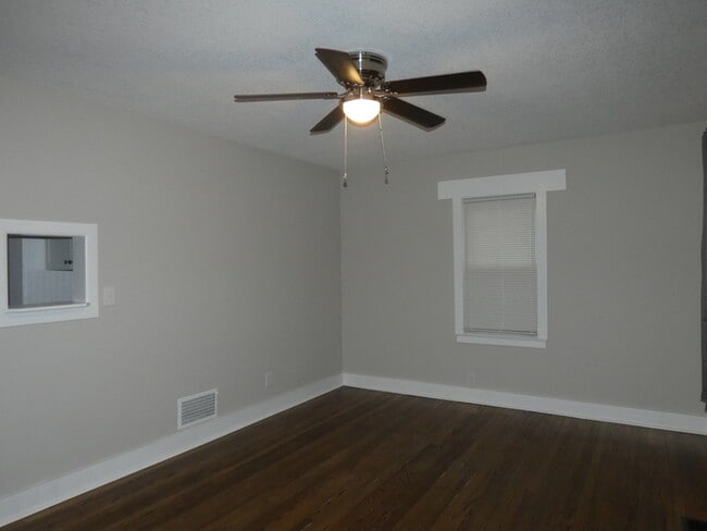 Building Photo - Beautiful Updated Home in North Kansas City School District!