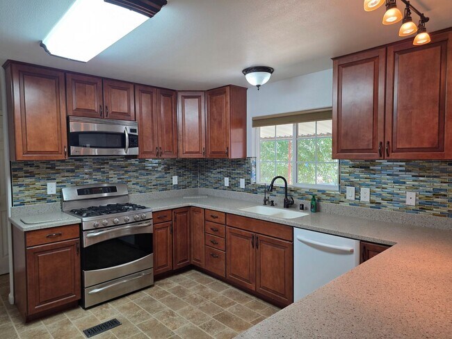 Building Photo - STUNNING PROPERTY-3 bedroom/2 bath Manufacture home in Central Bullhead City