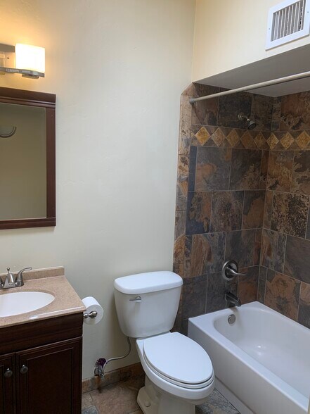 Hall Bath - 607 N De Medici Pl