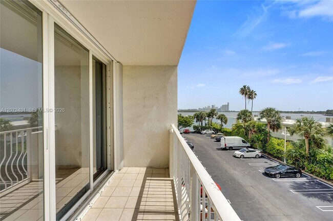 Building Photo - 10350 W Bay Harbor Dr
