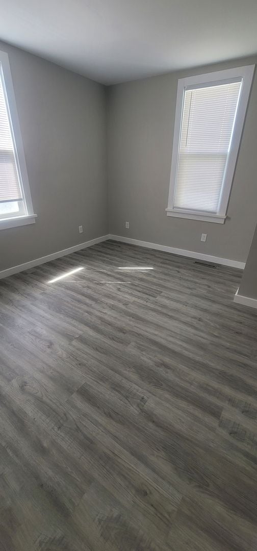 Building Photo - 2 Bedroom House Available With Backyard