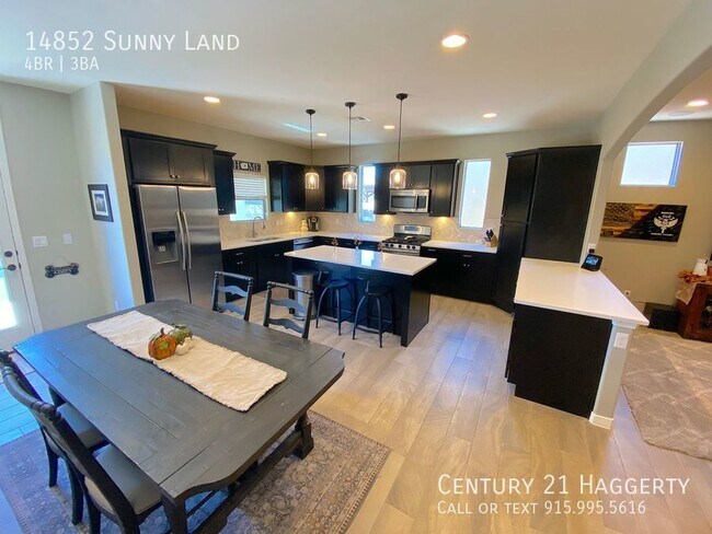 Building Photo - Gorgeous 4 Bedroom Refrig A/C Home