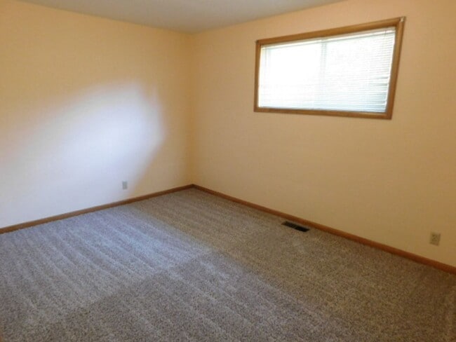 Building Photo - 3Bd/2Ba Single Story House - Available To ...