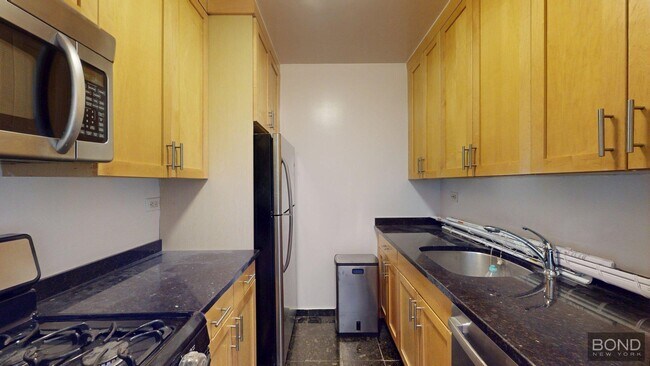 Building Photo - 247 W 87th St