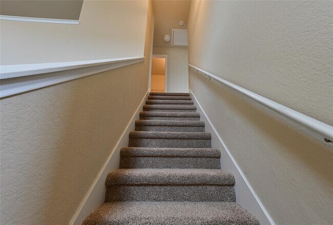 Building Photo - 613 Pinnacle Dr