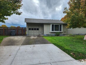 Building Photo - 2bed 1bath Duplex