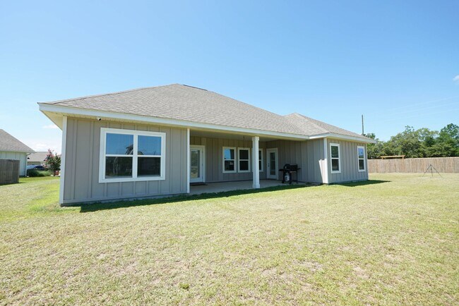 Building Photo - Spacious 5-Bedroom Home in Desirable Crest...