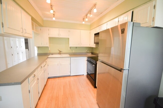 Building Photo - Beautiful 4 Bedroom With Modern and Unique...