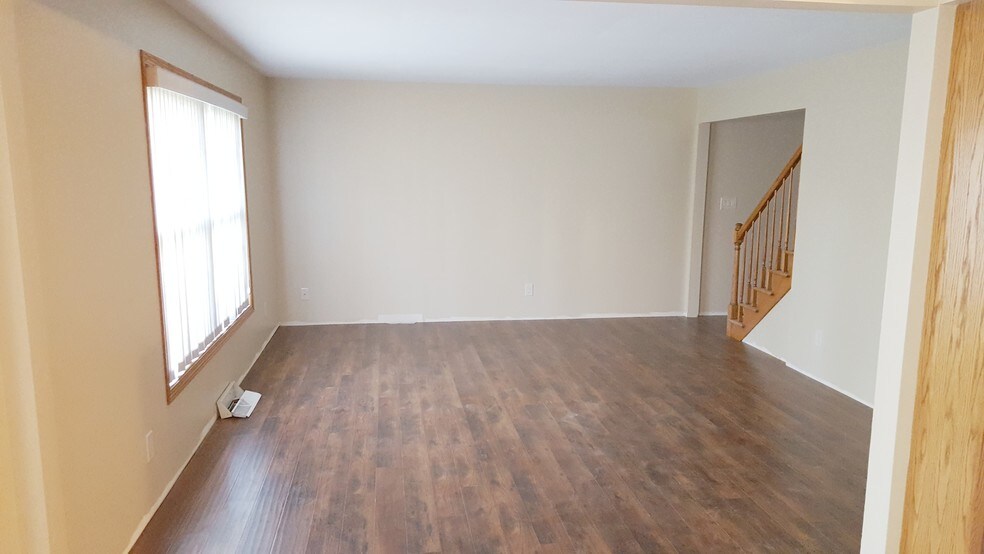 Building Photo - 475 Overland Trl