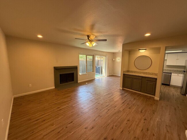 Building Photo - Updated 2-bedroom condo in gated community!