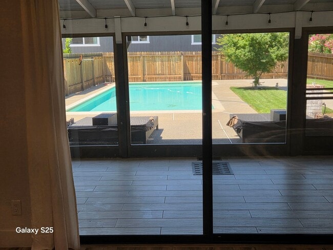 Building Photo - Large Four Bedroom with a Pool in Folsom