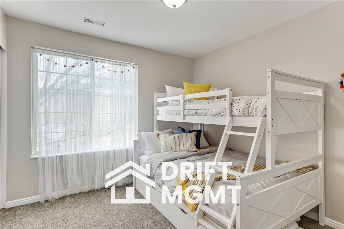Building Photo - 184 E Rideout Hall Ln