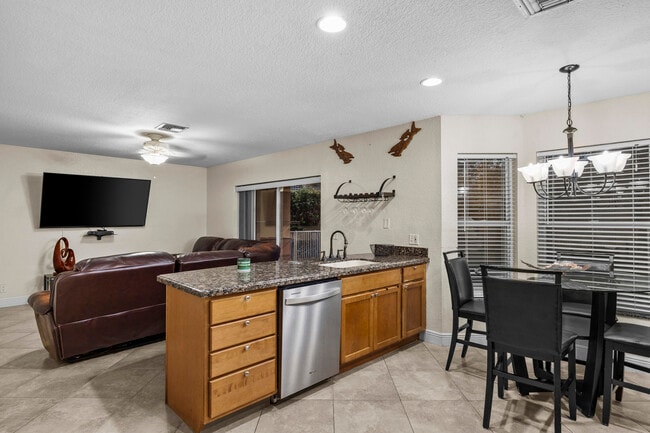 Building Photo - 1622 S Club Dr