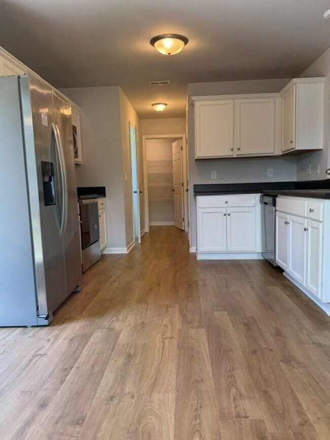 Building Photo - Cute 3 Bedroom Home Nestled in the back of the cul-de-sac