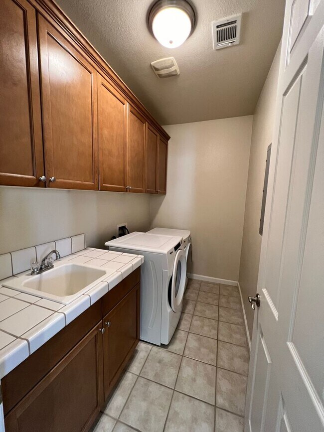 Building Photo - Beautiful 4 Bedroom Home in the Villas Gat...