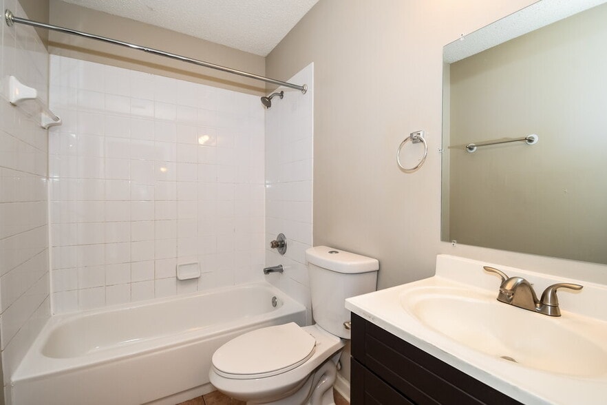Building Photo - 2041 Hunters Trace Cir