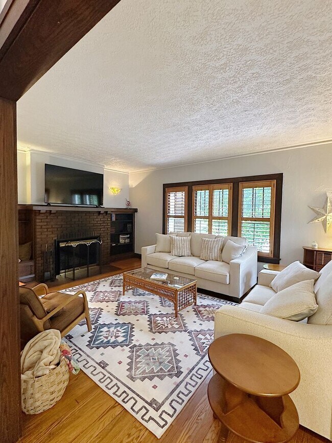 Building Photo - Charming Furnished 3BR/2BA Duplex in Histo...