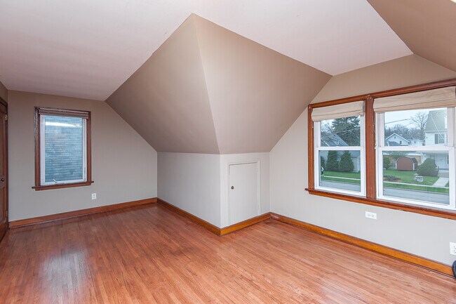 Building Photo - 1012 4th St SE