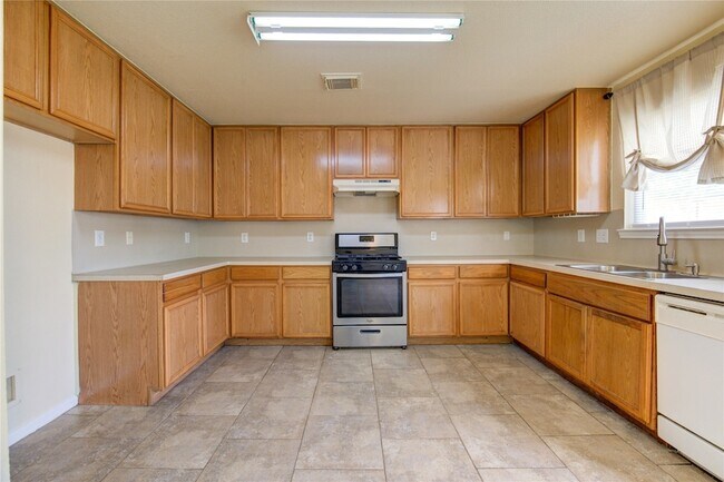 Building Photo - 6422 Mildenhall Ct