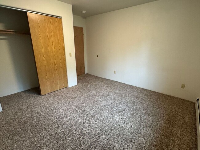 Building Photo - APPLY NOW, AND GET A $300 DISCOUNT ON YOUR...