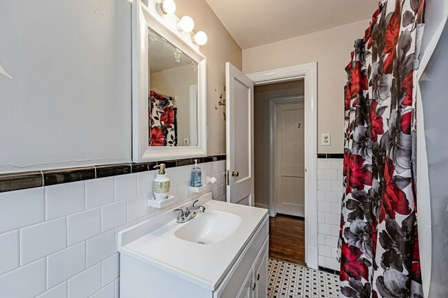 Building Photo - 1022 W 48th St