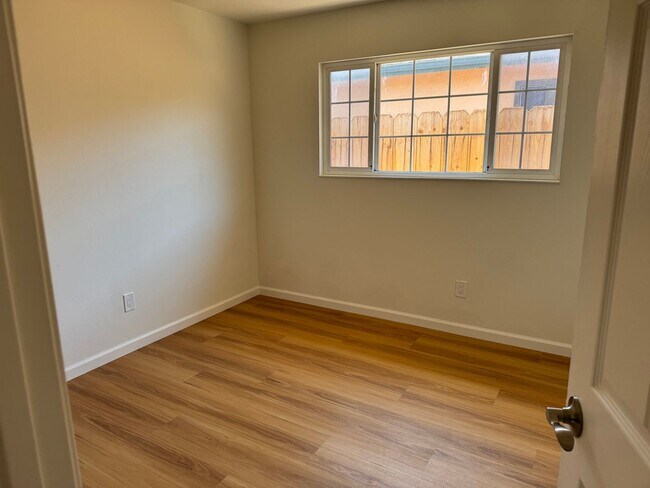 Building Photo - Beautiful Large Three Bedroom on Marina Av...