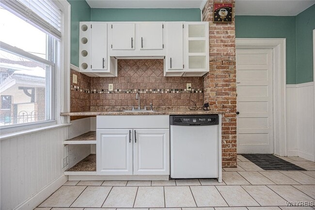 Building Photo - 507 W Delavan Ave