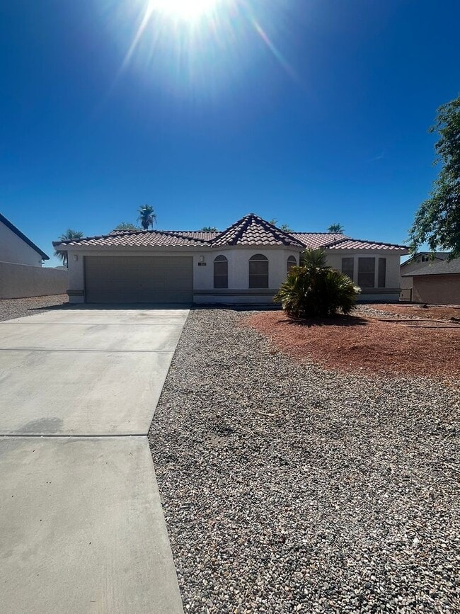 Building Photo - 210 White Oak Dr