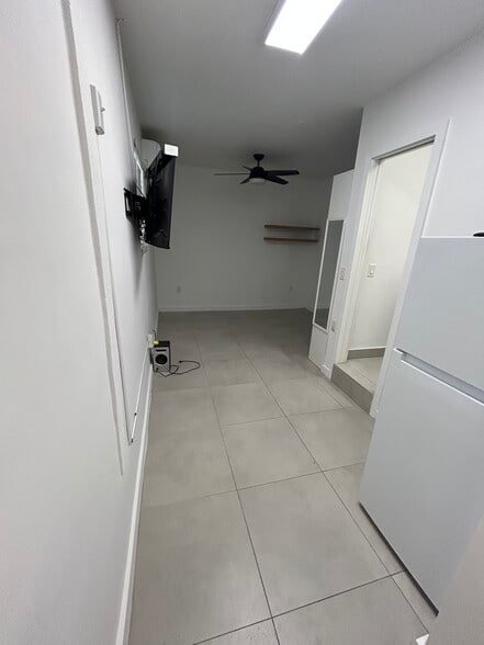 Building Photo - 570 SW 45th Ave