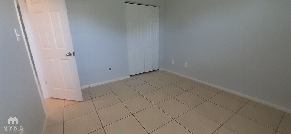 Building Photo - 628 Royal Palm Dr