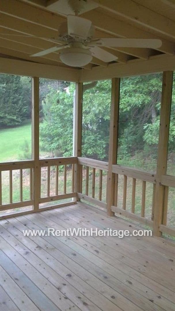 Building Photo - Amazing 4 Bedroom/ 2 Bath Home / Bonus Roo...