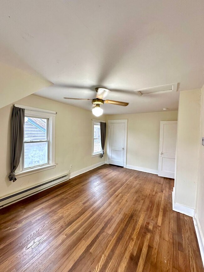Building Photo - 1528 Dagmar Ave