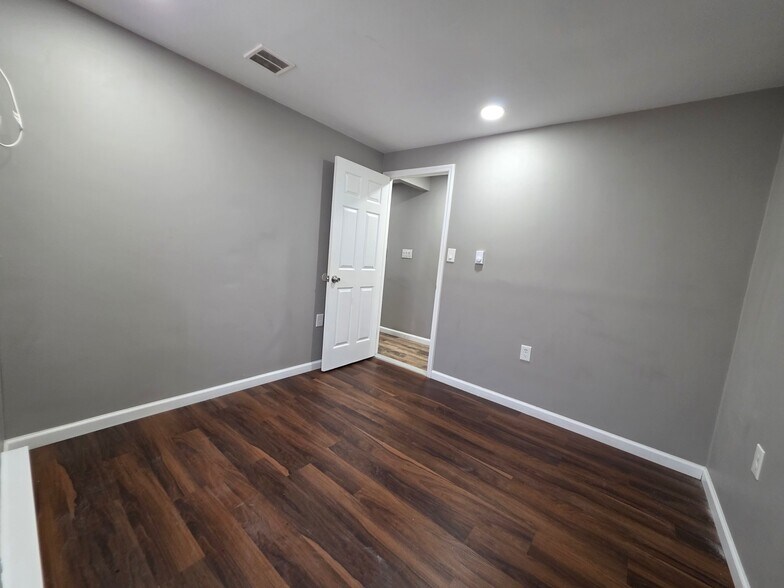 Building Photo - 944 Carver St