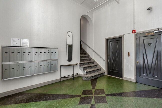 Building Photo - 255 Steiner St