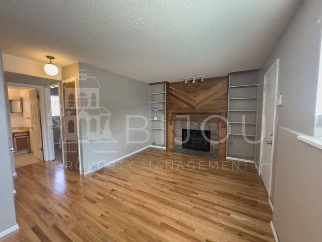 Building Photo - Conveniently Located Tri-Level