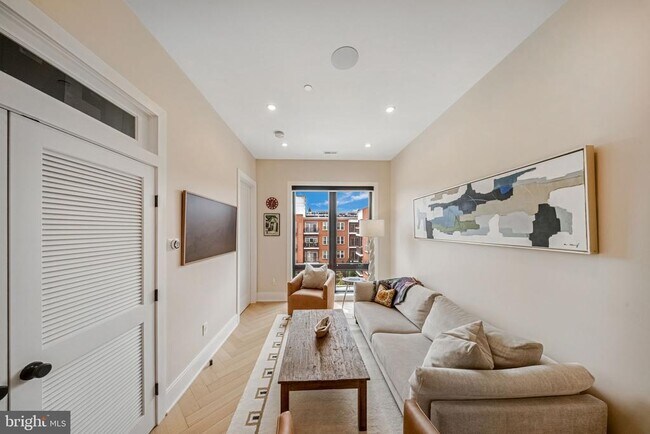 Building Photo - 1462 Chapin St NW