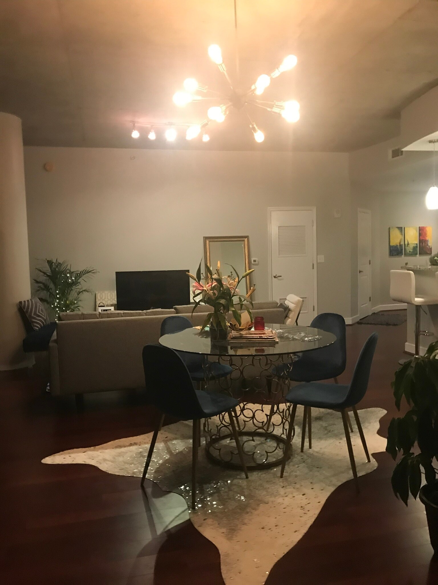 LIVING ROOM - 950 W Peachtree St NW