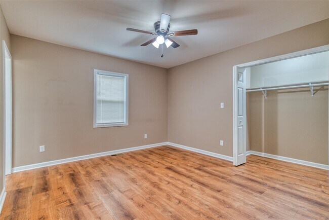 Building Photo - 704 W 7th St