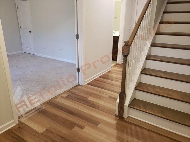 Building Photo - Luxury 3 Story 4 BD/3.5 Bath Townhome @ Sm...