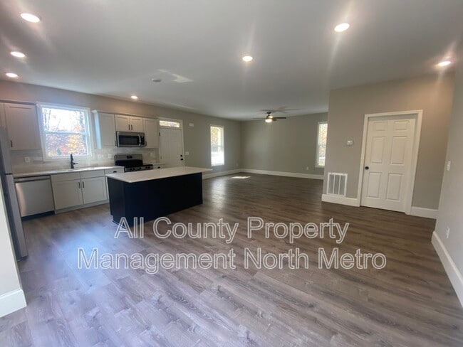 Building Photo - 5390 Valley Dr