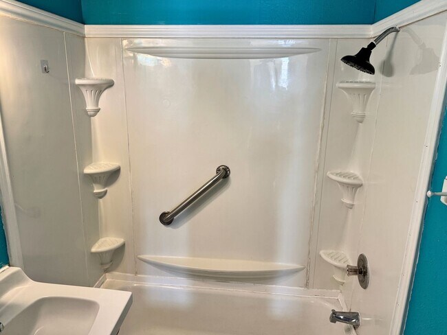 Building Photo - Affordable 2 Bed 1 Bath In Wendover Hills